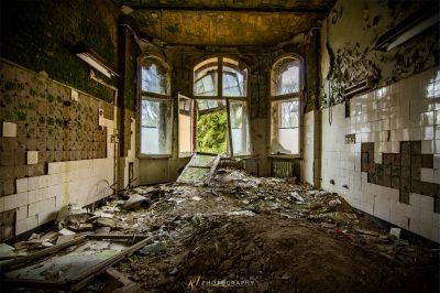 Ein Zimmer mit vielen Trümmern und einem Fenster